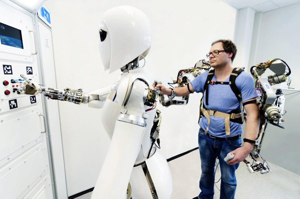 Teleoperator controlling robot